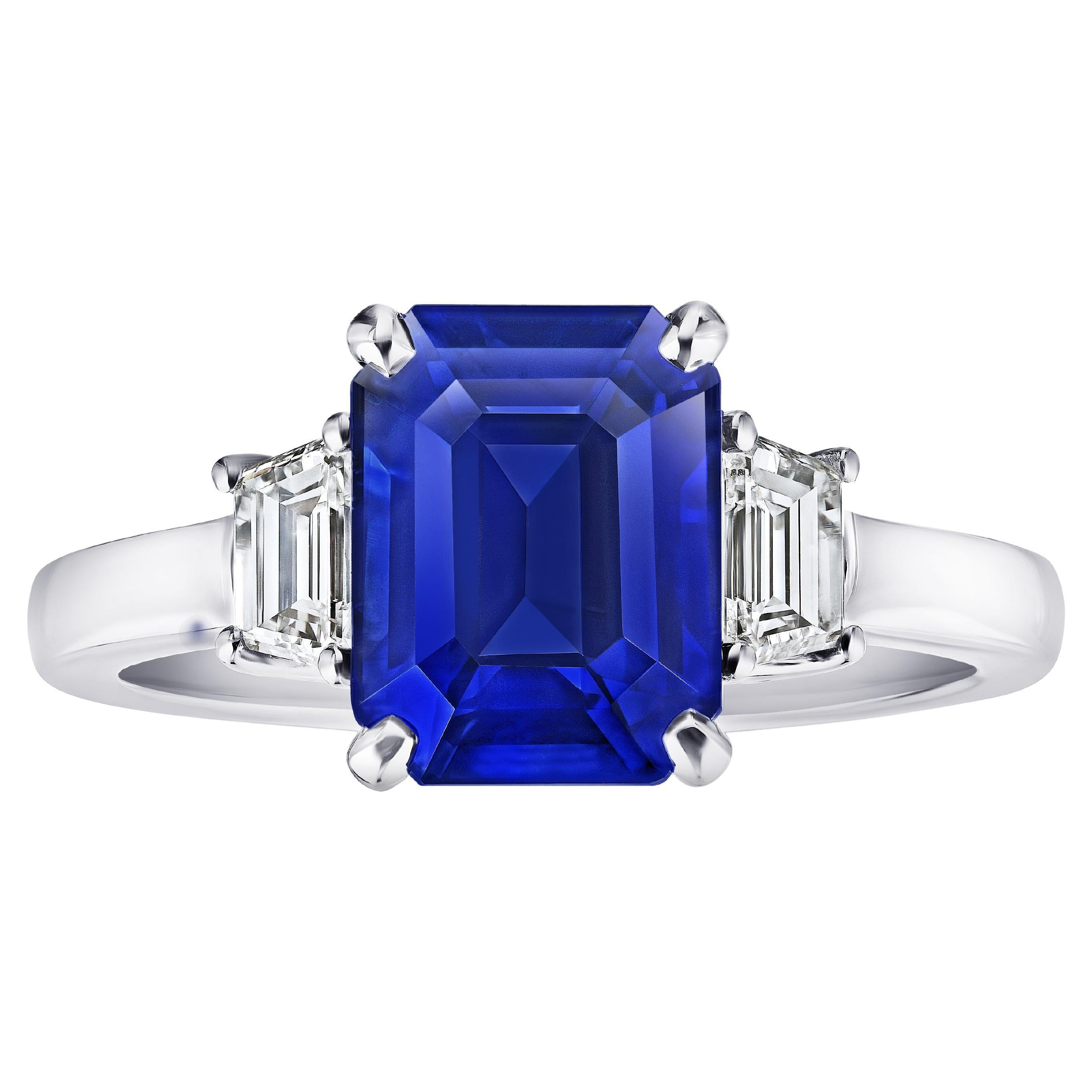 Bague en saphir bleu taille émeraude de 4,01 carats et diamants