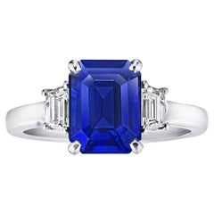 Bague en saphir bleu taille émeraude de 4,01 carats et diamants