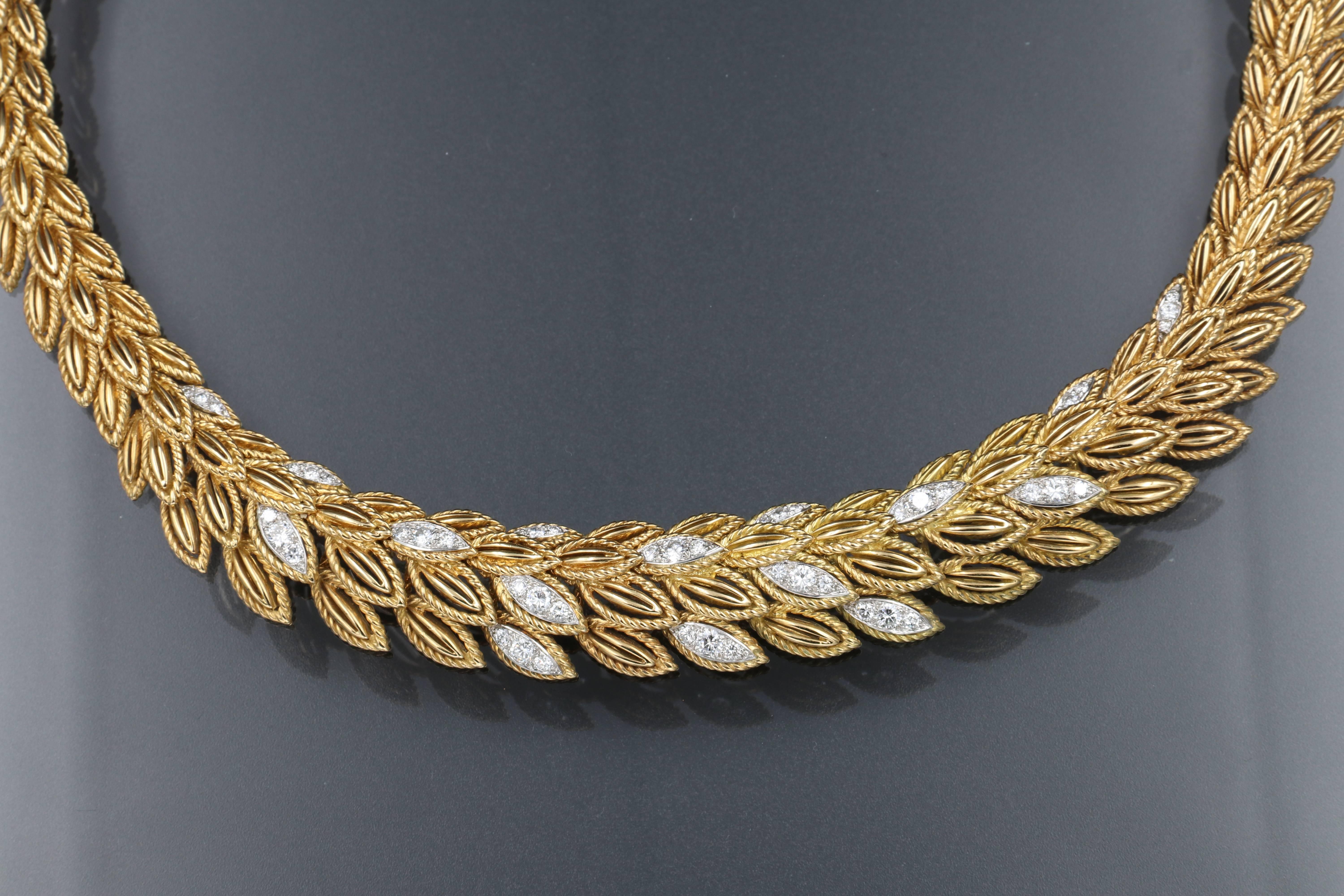 Very beautiful vintage VCA necklace. It is made of 18k gold, platinum and diamonds. The diamonds are set with platinum. 16 patterns are set with diamonds. There are 48 round diamonds.
The date of manufacture is circa 1960.
The length is 40 cm or