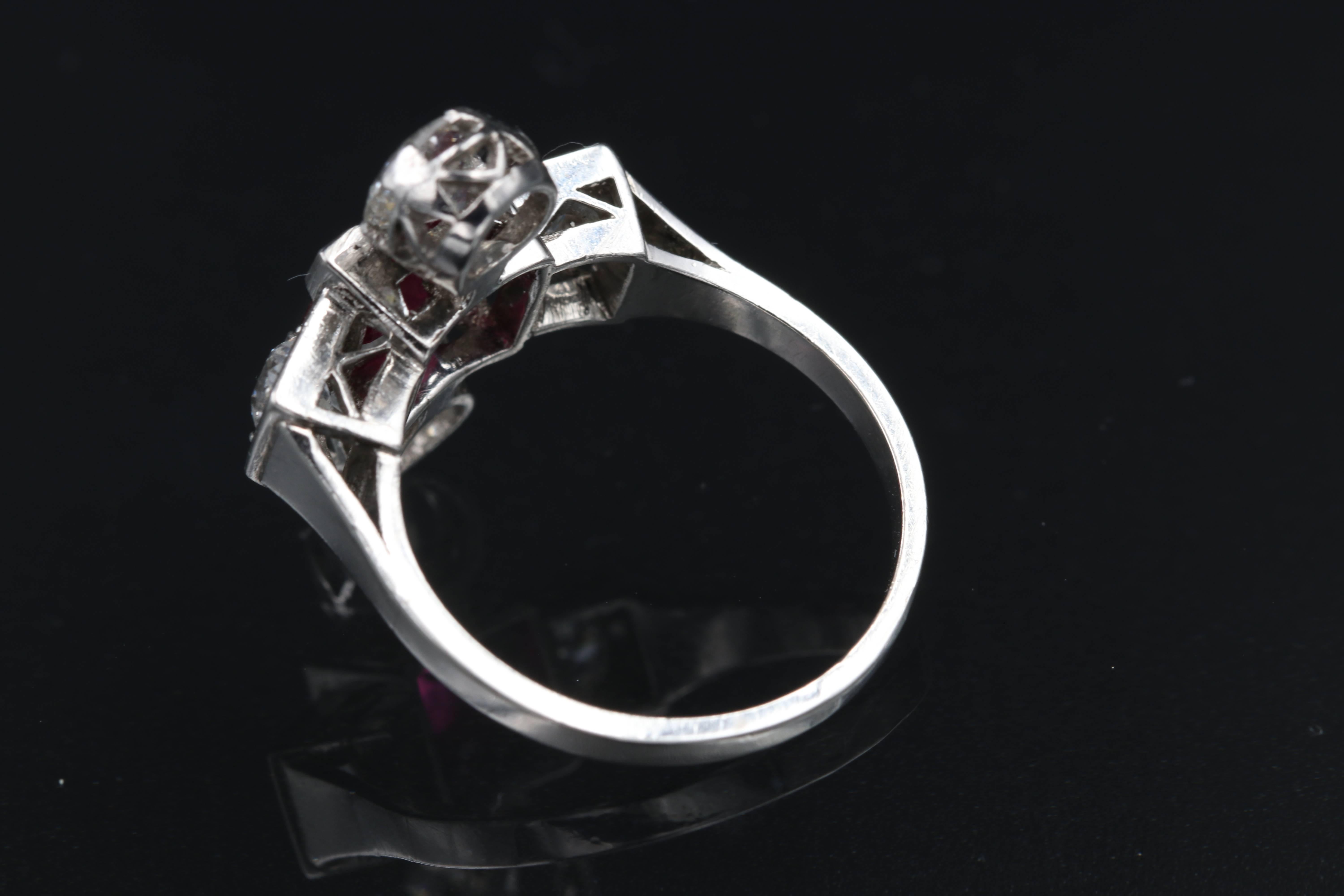 Platinum, Ruby and diamonds French Art Deco Ring In Good Condition In Saint-Ouen, FR