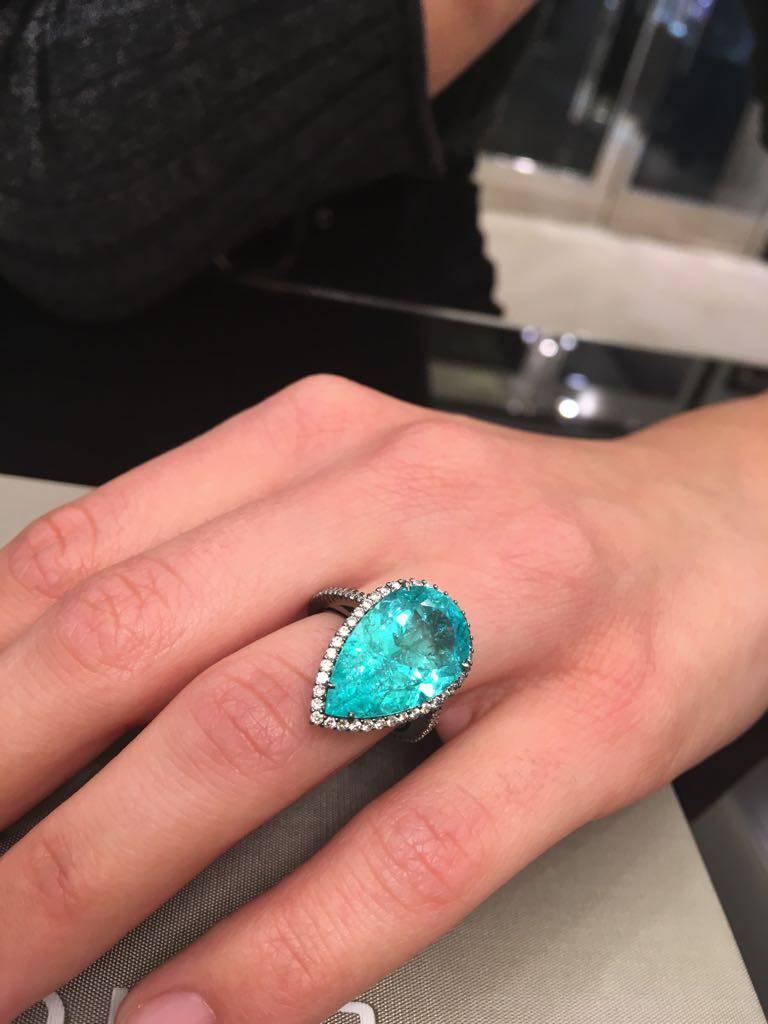Rhodium White Gold, 8.76ct Paraiba Tourmaline 0.69ct Round Diamonds Cluster Ring In New Condition For Sale In Rome, IT