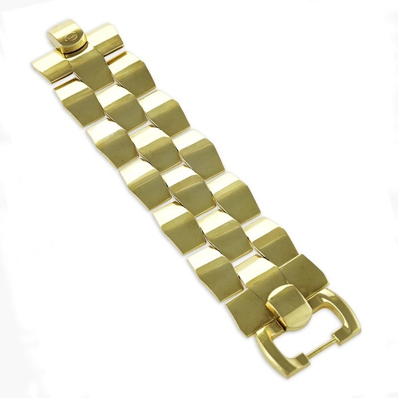 An Italian Mid-Century 18 karat gold bracelet by Cellini. The wide flexible bracelet is composed of 20 flexible ‘brick’ links.  Circa 1980's. 

Signed, “Cellini”,


(MG #16337)