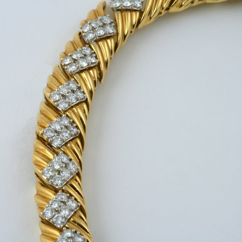 Round Cut 1980s Diamond and Gold Necklace For Sale