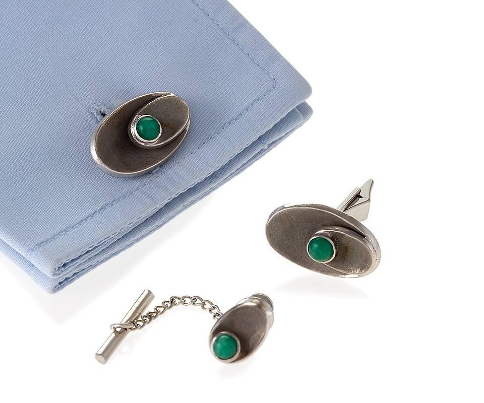 Cabochon 1950's Chrysoprase and Gold Cufflink and Tie Tack Set For Sale