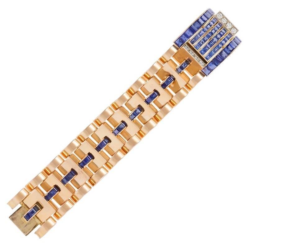 A Retro 14 karat rose gold link bracelet with sapphires and diamonds. The polished link bracelet has 84 calibre-cut square and rectangular-cut sapphires with an approximate total weight of 16,80 carats, and 8 round-cut diamonds with an approximate