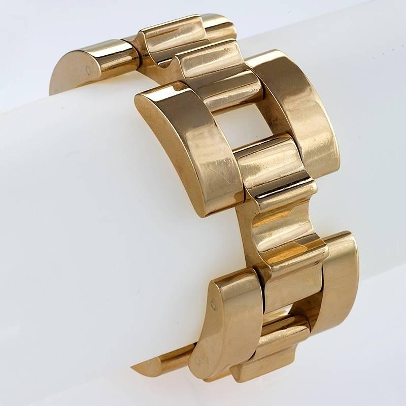 An American Retro polished 14 karat yellow gold bracelet by Tiffany & Co. The bracelet has 5 open convex rectangular links and 5 dimensional scallop horizontal links.  Circa Mid-20th Century.

Following World War II, jewelry makers in Europe and