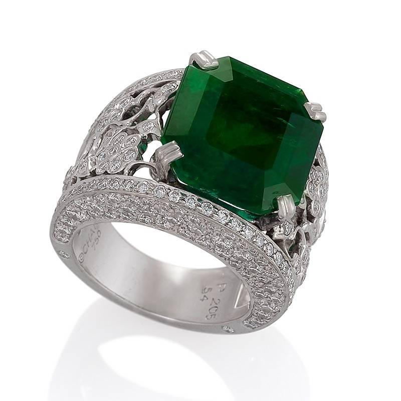 Chanel Emerald Diamond and Gold Ring In Excellent Condition In New York, NY