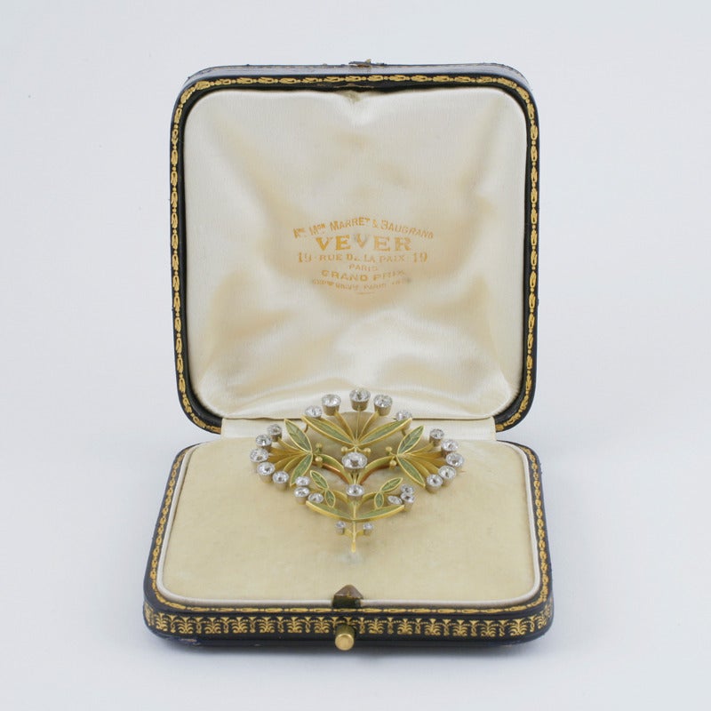 A French Art Nouveau 18 karat gold and platinum pendant/brooch with diamonds by Vever. The pendant/brooch has 25 miligrain-set old mine cut diamonds with an approximate total weight of 3.60 carats, gold knife wire and plique à jour mistletoe