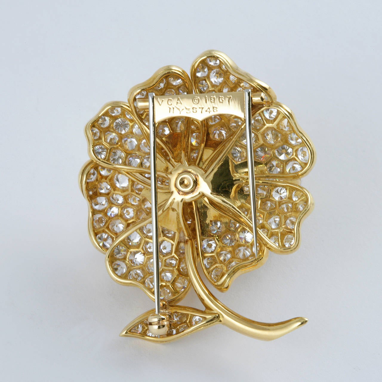 Women's Van Cleef & Arpels Mid-20th Century Diamond Gold Flower Brooch