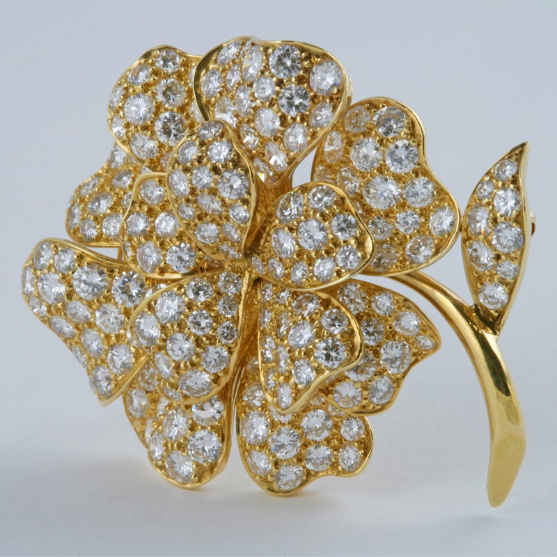 Van Cleef & Arpels Mid-20th Century Diamond Gold Flower Brooch 2