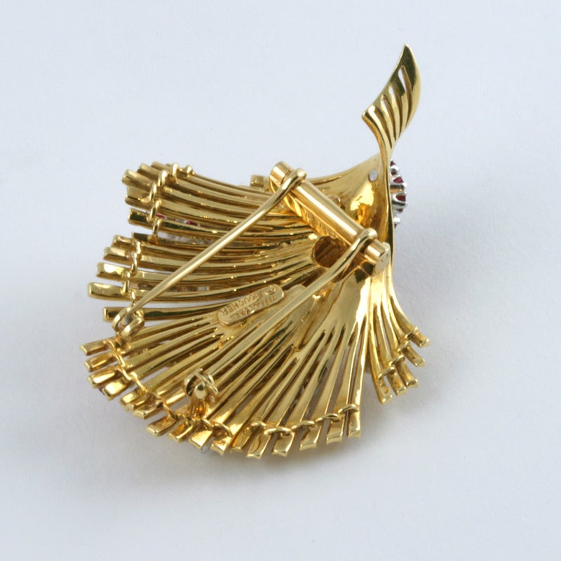 Taille ronde Tiffany & Co. Broche en or, diamants et rubis du milieu du XXe siècle en vente
