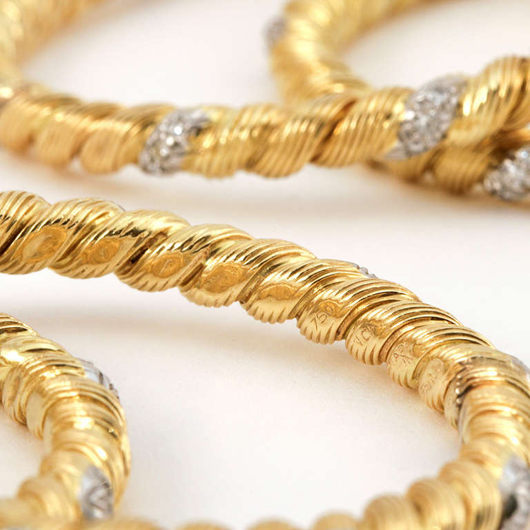 Französischer Satz von 4 Armreifen aus 18 Karat Gold und Platin mit Diamanten von Van Cleef & Arpels. Die 4 Armbänder haben insgesamt 120 Diamanten im Rundschliff mit einem ungefähren Gesamtgewicht von 9::60 Karat. Ca. 1970er Jahre. 

Signiert::