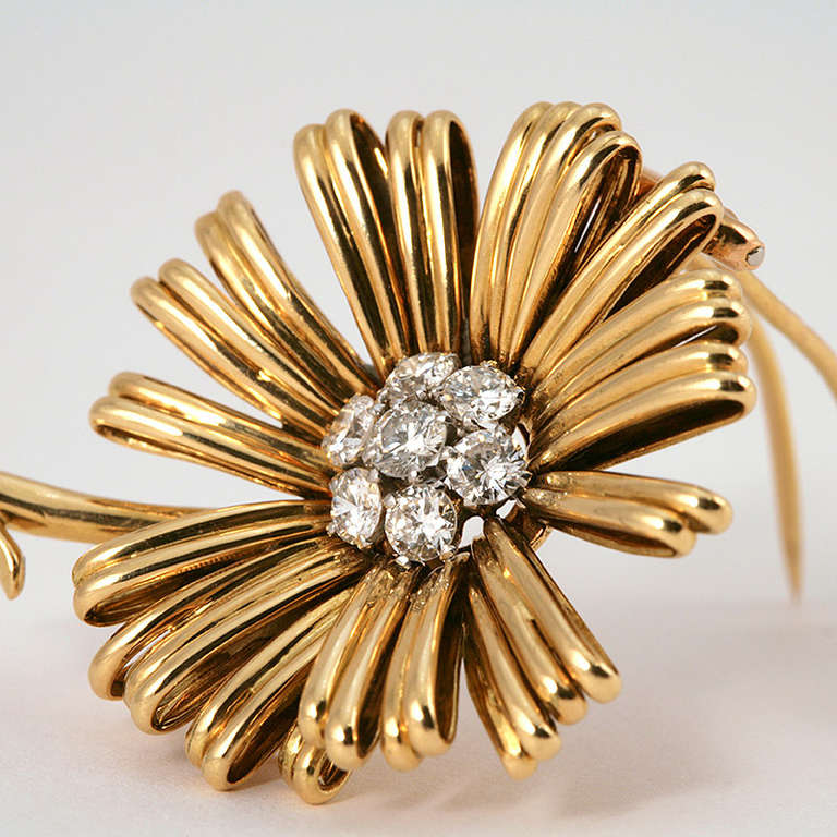 Van Cleef & Arpels Paris Mid-20th Century Diamond and Gold Flower Brooch In Excellent Condition In New York, NY