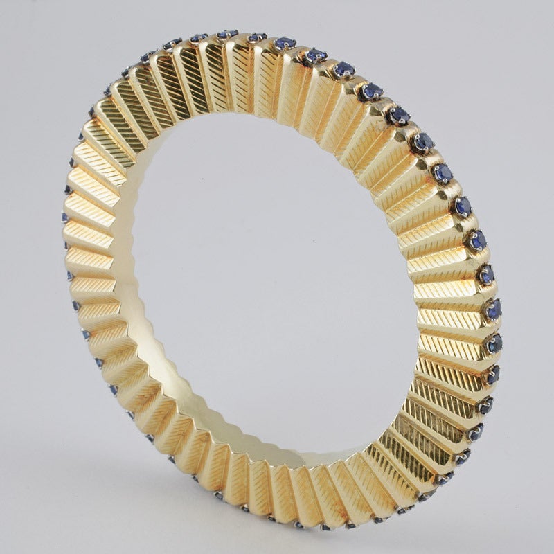1950s Cartier Paris Sapphire Gold Bangle In Excellent Condition In New York, NY
