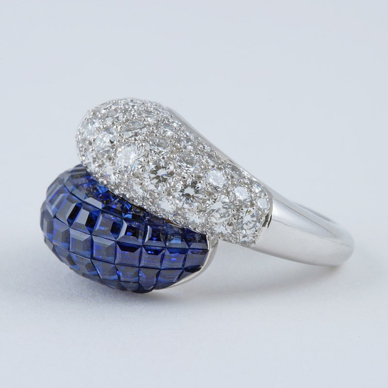 Van Cleef & Arpels Diamond and ‘Mystery’ Set Sapphire Ring In Excellent Condition In New York, NY