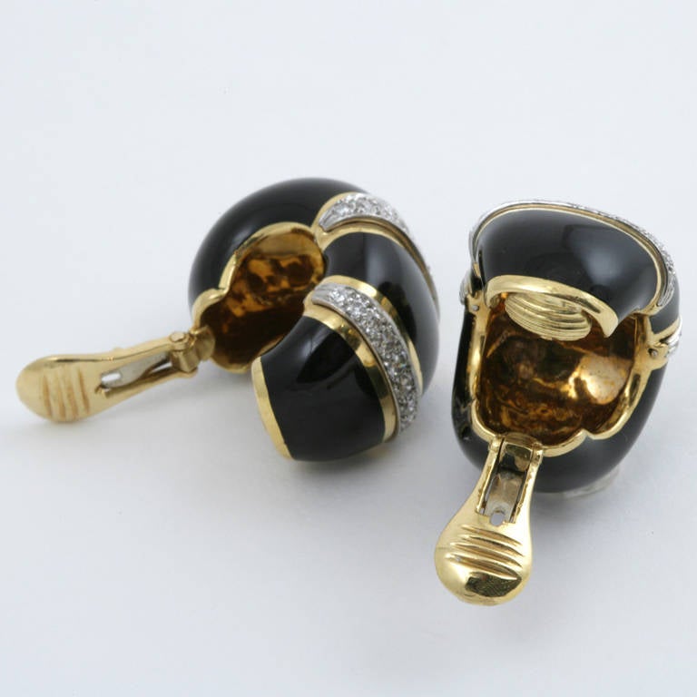 David Webb 1960er Jahre Diamant-Emaille-Ohrringe aus Gold und Platin (Rundschliff)