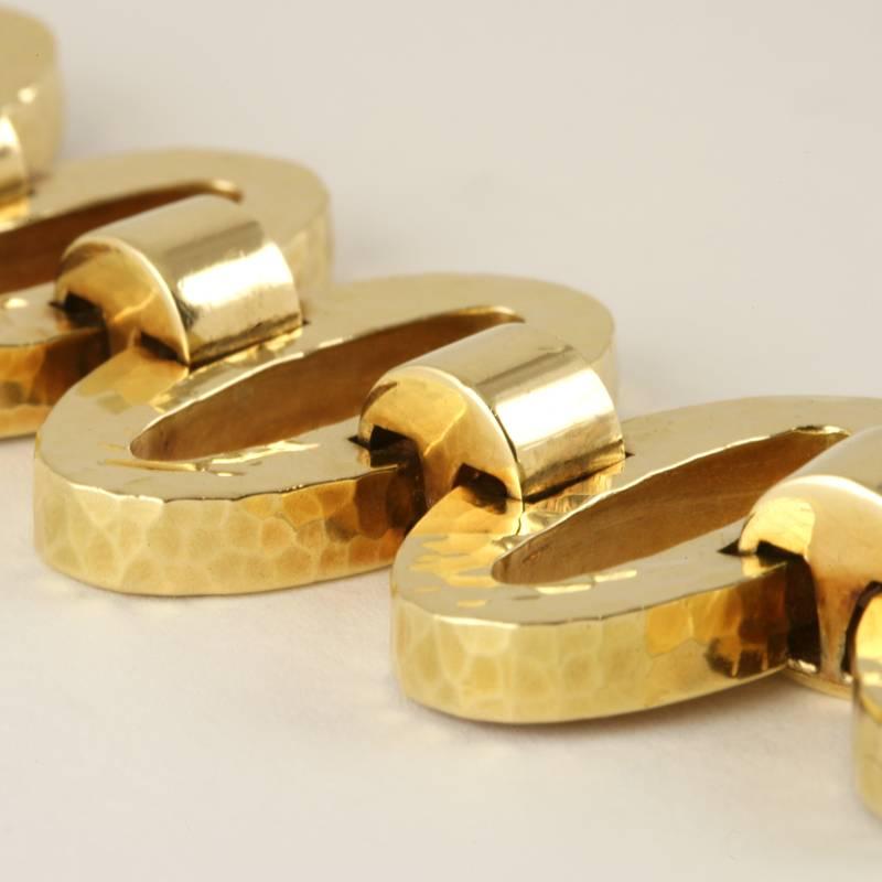 Bracelet à maillons martelés en or de la fin du XXe siècle Pour femmes en vente