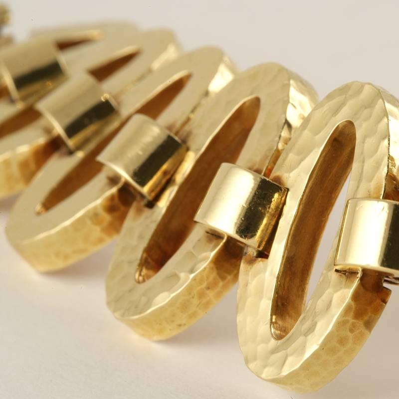 Bracelet à maillons martelés en or de la fin du XXe siècle en vente 1