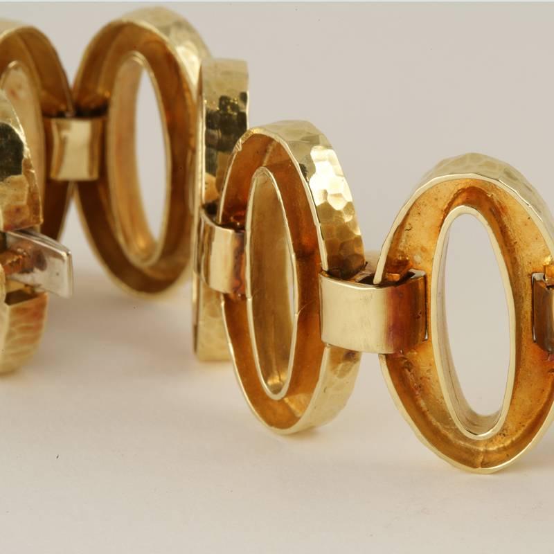 Bracelet à maillons martelés en or de la fin du XXe siècle en vente 2