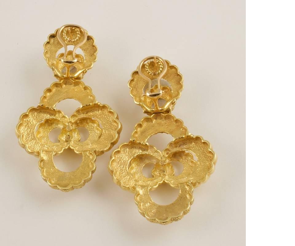 Late 20th Century Gold Earrings In Excellent Condition In New York, NY