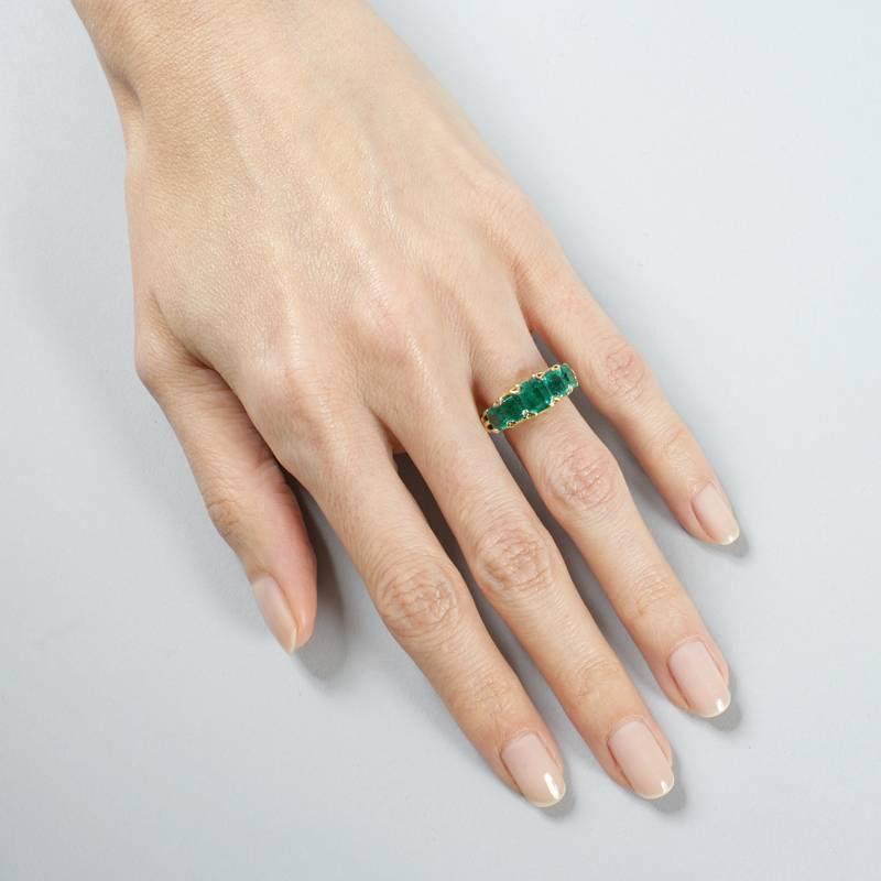 Antique English Five-Stone Emerald Gold Ring In Excellent Condition In New York, NY