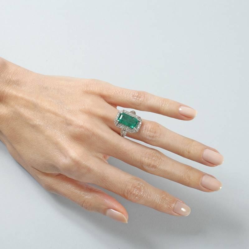 1920er Jahre Art Deco Kolumbianischer Smaragd-Diamant-Platin-Ring im Zustand „Hervorragend“ im Angebot in New York, NY