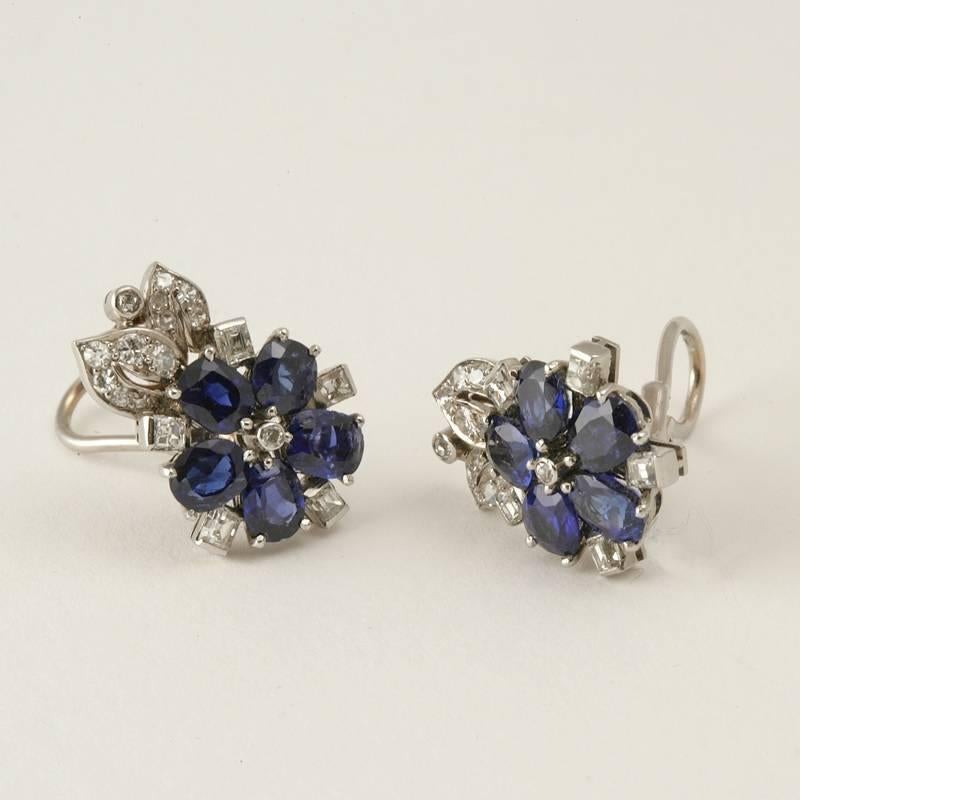 1930s Retro Diamond, Blue Sapphire and Platinum Flower Earrings In Excellent Condition In New York, NY