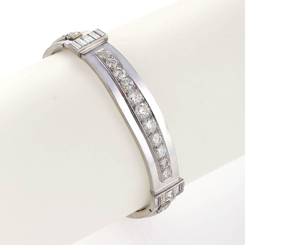 1930's Art Deco Diamond and Platinum Hinged Bangle Bracelet In Excellent Condition In New York, NY