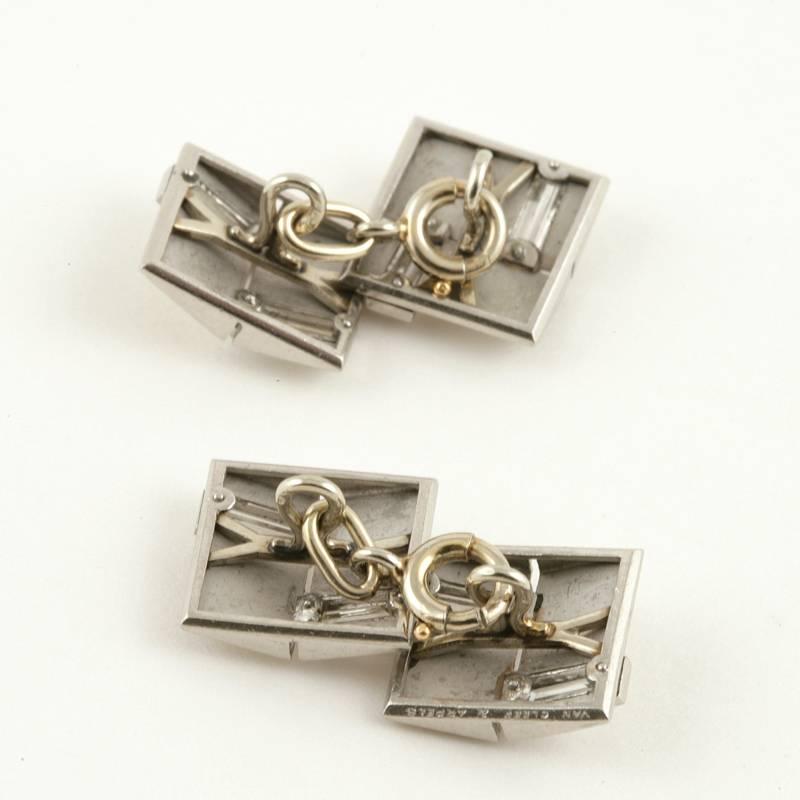 Van Cleef & Arpels Paris 1930s Art Deco Diamond and Platinum Cuff Links In Excellent Condition For Sale In New York, NY