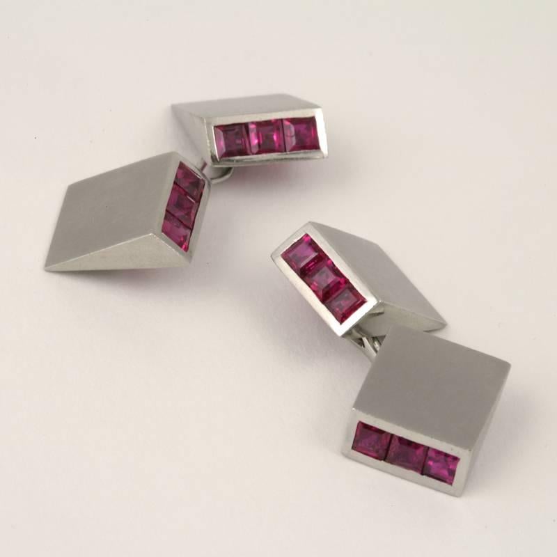 A pair of Art Deco platinum cuff links with rubies. The cuff links have 12 calibre-cut rubies with an approximate total weight of 1.20 carats. The cuff links are designed in a strong architectural motif. Double sided. Circa 1930's.

(MG #16526)
