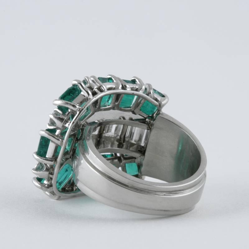 Retro Diamant-Smaragd- und Platin-Ring 'Buckle' (Smaragdschliff) im Angebot