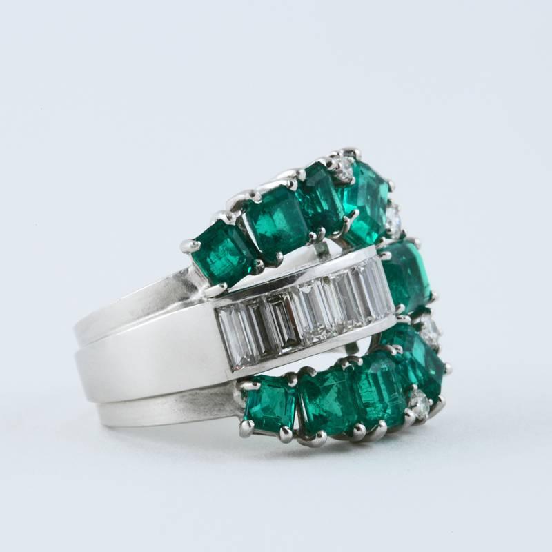 Retro Diamant-Smaragd- und Platin-Ring 'Buckle' im Zustand „Hervorragend“ im Angebot in New York, NY