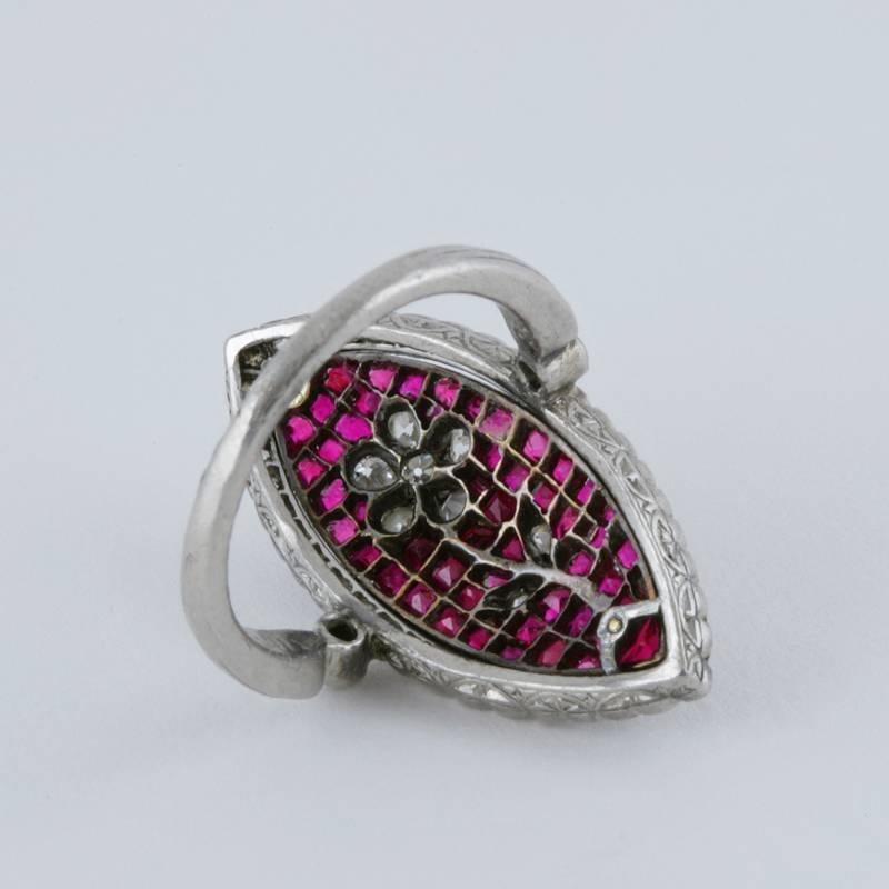 Taille carrée Bague « Navette » édouardienne en diamant, rubis, platine et or en vente