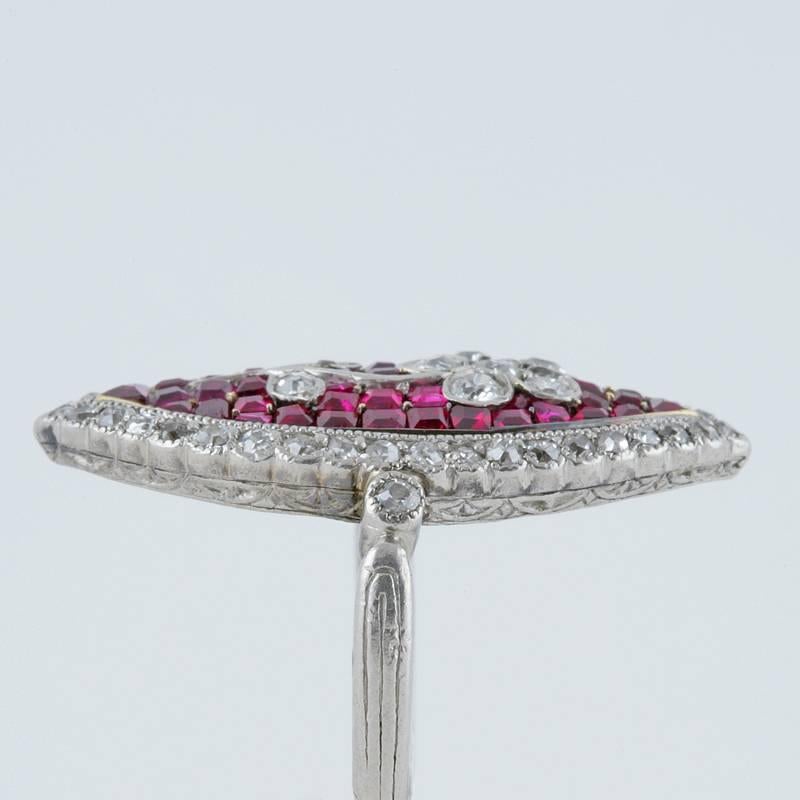 Bague « Navette » édouardienne en diamant, rubis, platine et or Excellent état - En vente à New York, NY