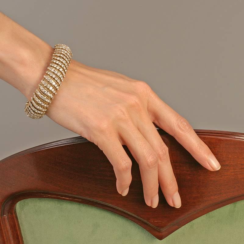 Van Cleef & Arpels Paris Mid-20th Century Diamond and Gold Bracelet 4