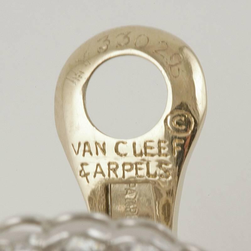 Ein prächtiges Beispiel für den faszinierenden Blumenschmuck des Hauses sind diese Diamantohrstecker von Van Cleef & Arpels Paris, die in einer atemberaubenden Blütenbüschelform gestaltet sind und Licht und Schönheit ausstrahlen. Eine gewölbte,
