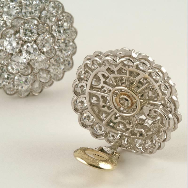Taglio rotondo Van Cleef & Arpels: orecchini con diamanti a grappolo in fiore in vendita