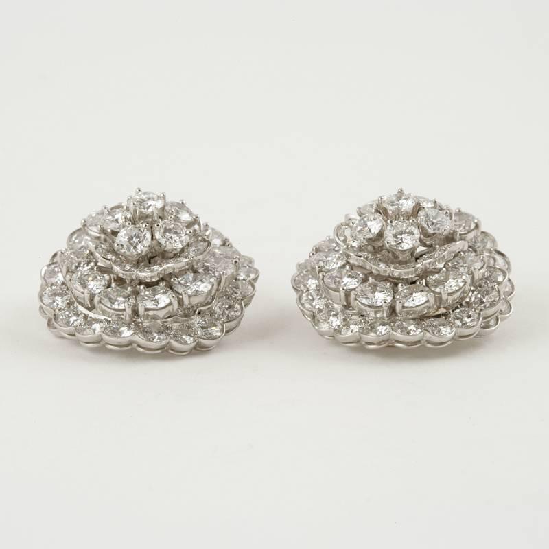 Van Cleef & Arpels Blooming Diamant-Cluster-Ohrstecker mit Diamanten  im Zustand „Hervorragend“ im Angebot in New York, NY