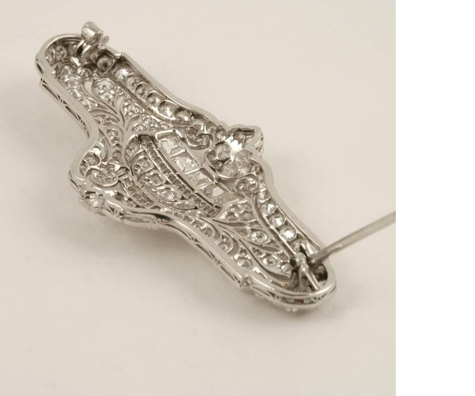 E. M. Gattle & Co. 1920s Art Deco Diamond and Platinum Brooch In Excellent Condition For Sale In New York, NY