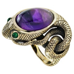 Antiker Schlangenring aus 9 Karat Gelbgold mit Cabochon Amethyst und Smaragd im antiken Stil