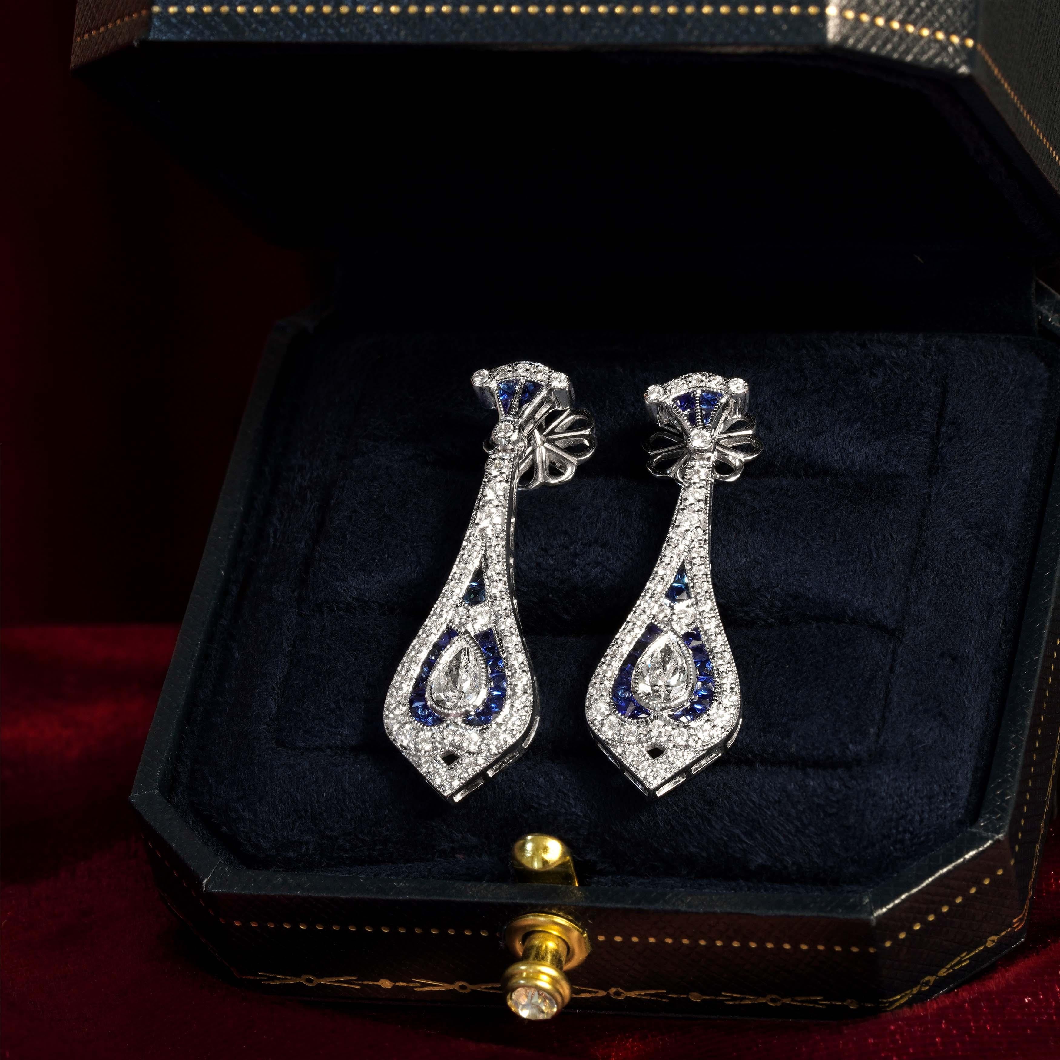 Uno zaffiro rotondo al centro, che emana un'eleganza senza tempo. Affiancato da zaffiri taglio francese meticolosamente incastonati su ogni lato, il design mostra simmetria e raffinatezza classica. Un grazioso motivo floreale scorre verso il basso,