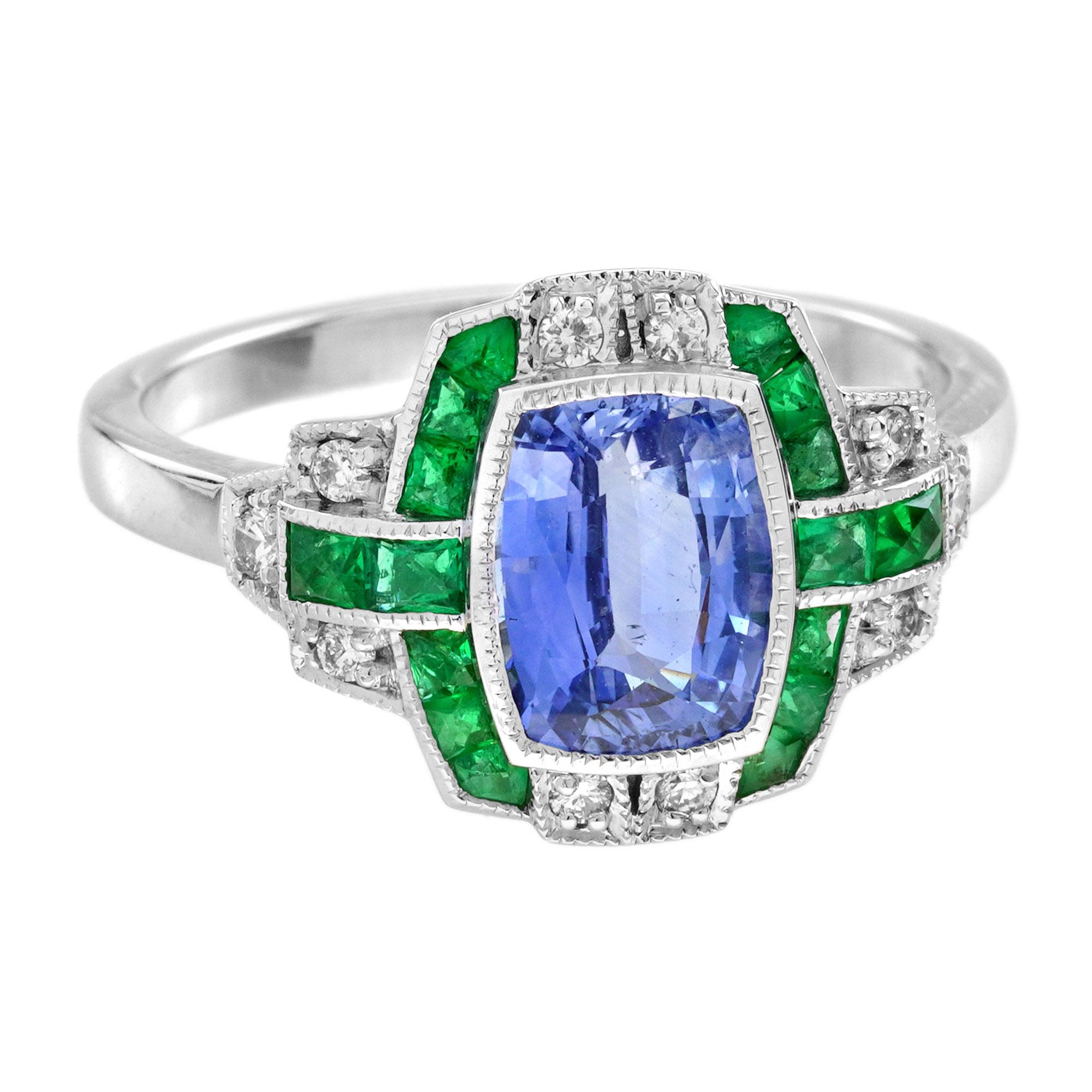 Célébrez l'élégance intemporelle avec cette bague de fiançailles de style Art déco en saphir, émeraude et diamant. En son cœur se trouve un saphir de Ceylan de forme coussin, réputé pour sa riche teinte bleu royal, flanqué de chaque côté d'émeraudes
