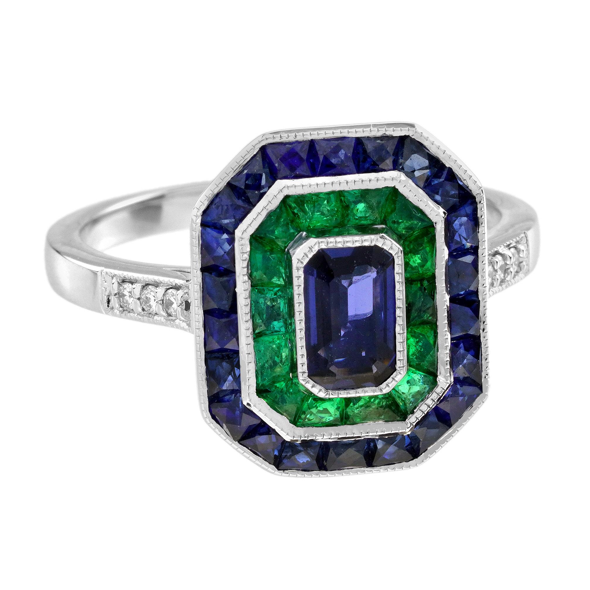 Dieser Verlobungsring im Art-Déco-Stil mit einem Ceylon-Saphir im Smaragdschliff in der Mitte strahlt zeitlose Eleganz aus. Der leuchtend blaue Saphir wird von einem zweiten Halo aus Smaragden im französischen Schliff umgeben, der einen auffälligen