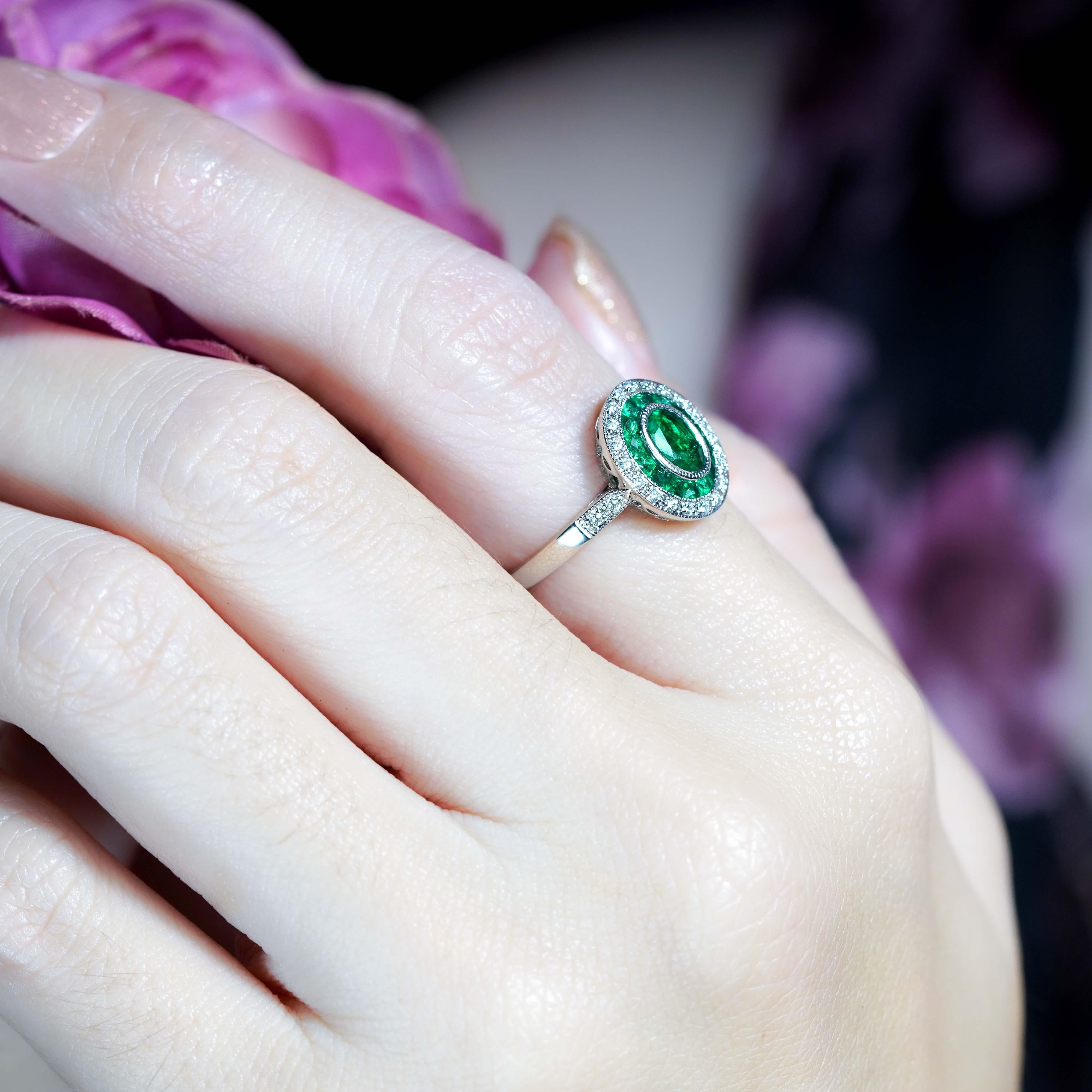 Ovaler Smaragd- und Diamant-Verlobungsring im Art-Déco-Stil aus 18 Karat Weißgold (Ovalschliff) im Angebot