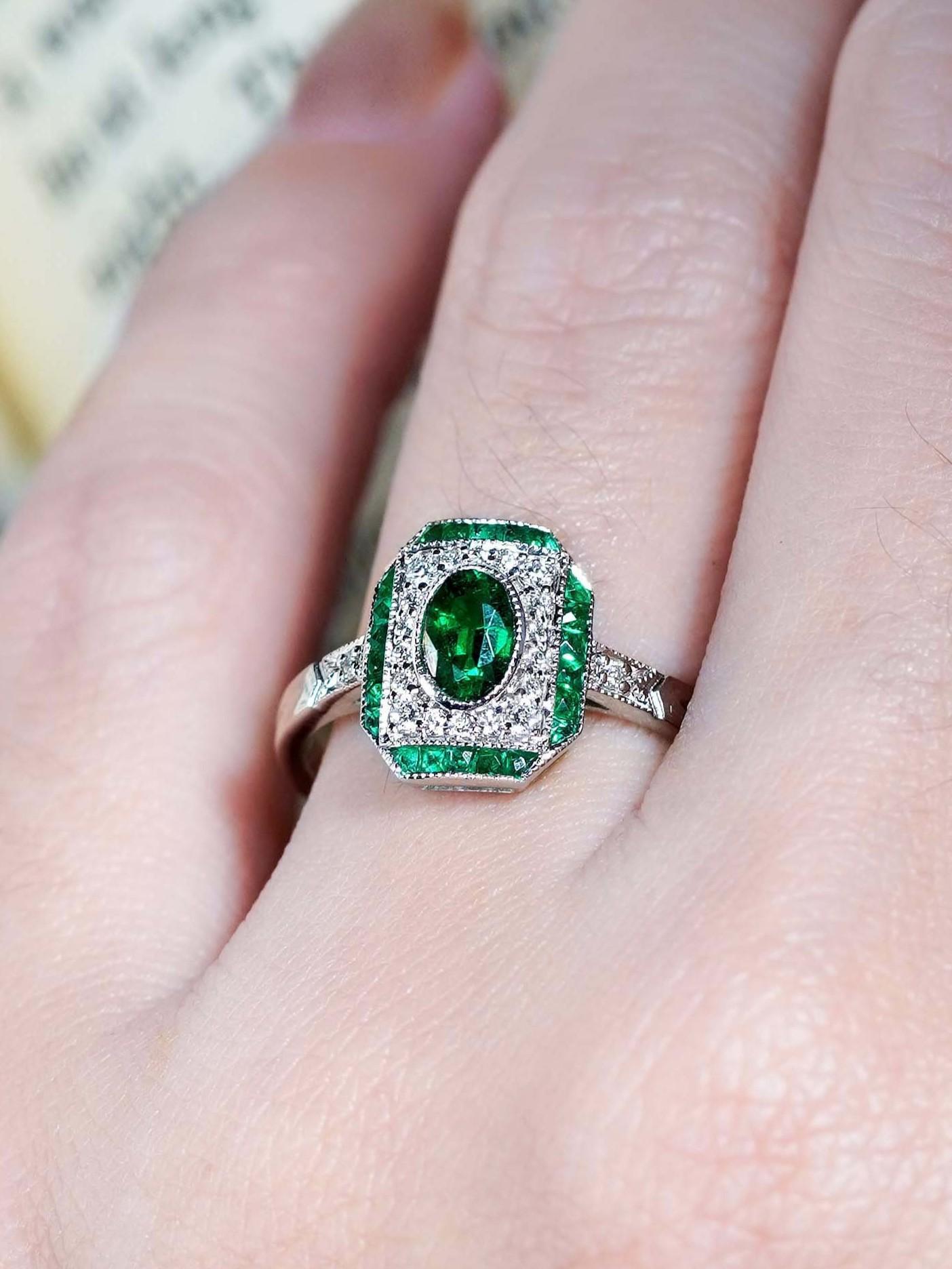 Taille ovale Bague de fiançailles en or blanc 18 carats avec diamant émeraude de style Art déco en vente