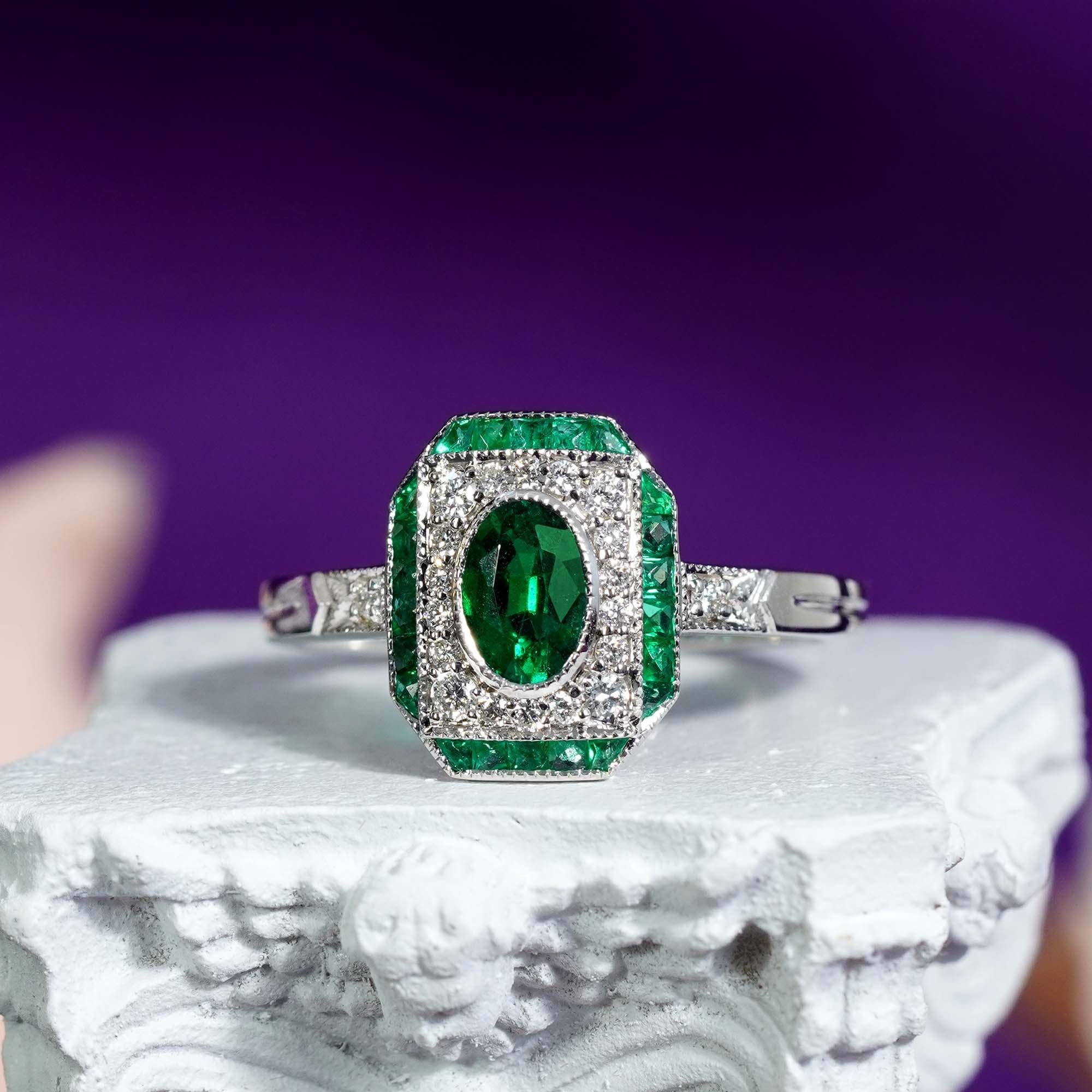 Bague de fiançailles en or blanc 18 carats avec diamant émeraude de style Art déco Pour femmes en vente