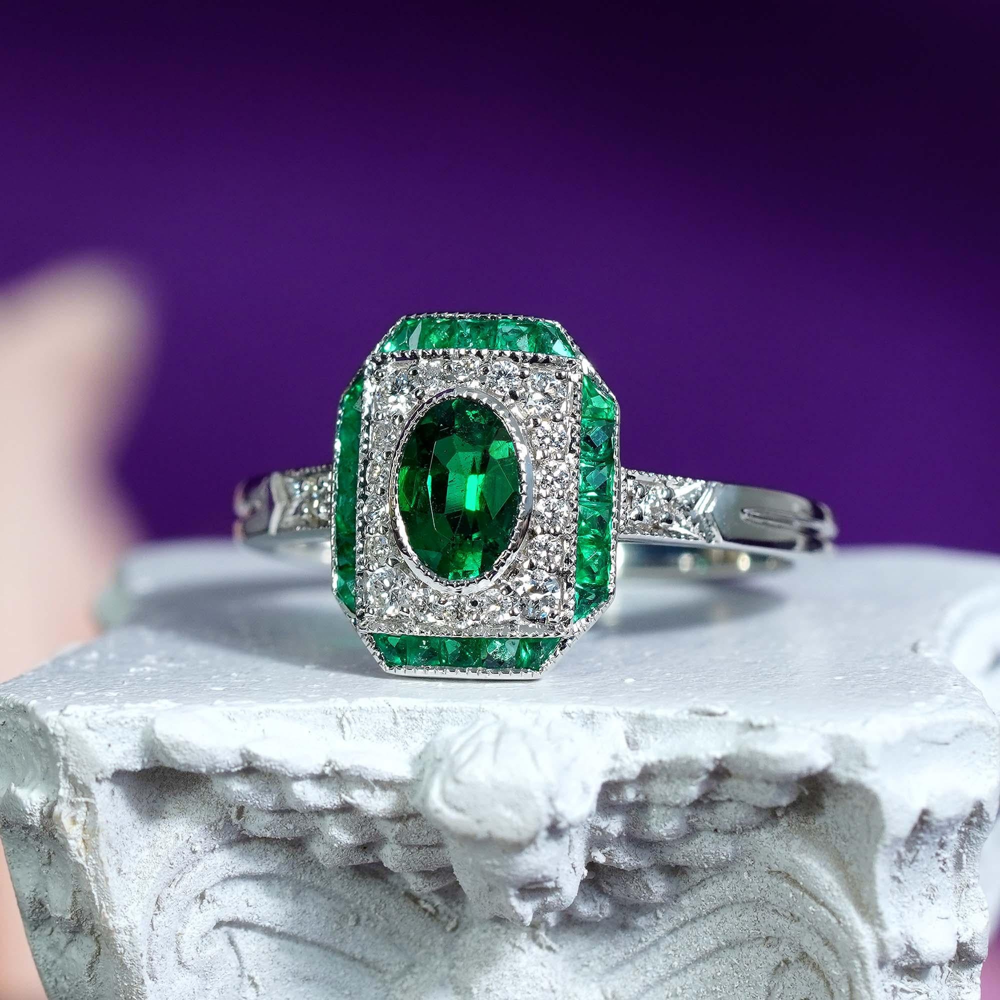 Bague de fiançailles en or blanc 18 carats avec diamant émeraude de style Art déco en vente 2