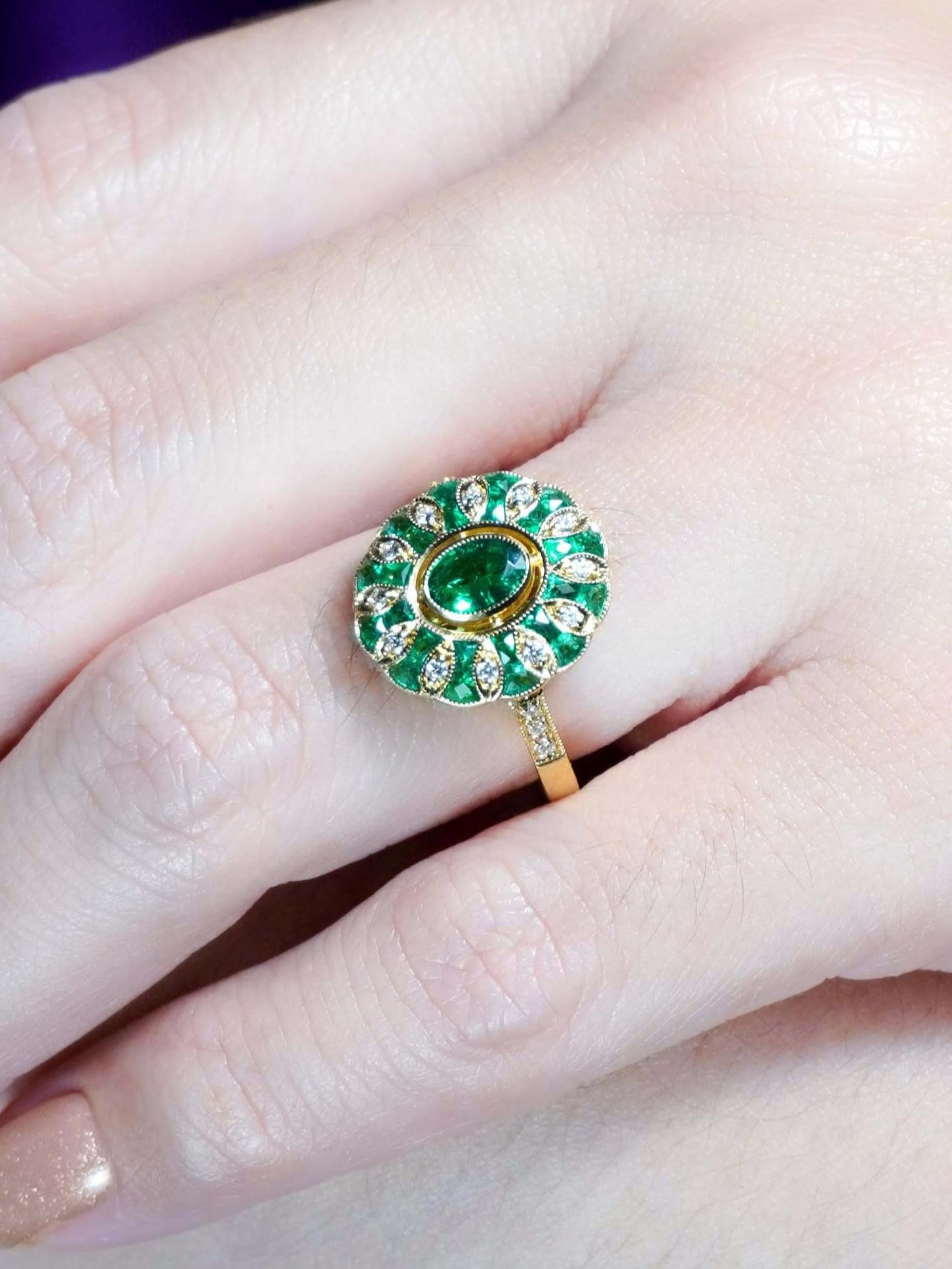 Taille ovale Bague de fiançailles en or jaune 18 carats, émeraude ovale, diamant, style Art déco, style floral en vente