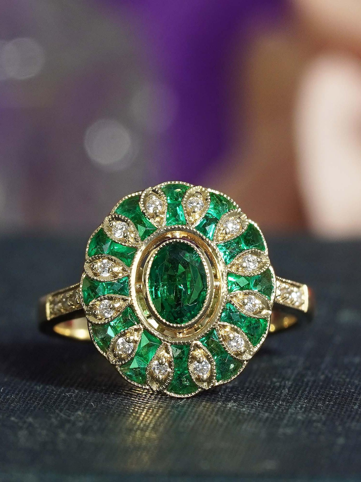 Bague de fiançailles en or jaune 18 carats, émeraude ovale, diamant, style Art déco, style floral Neuf - En vente à Bangkok, TH