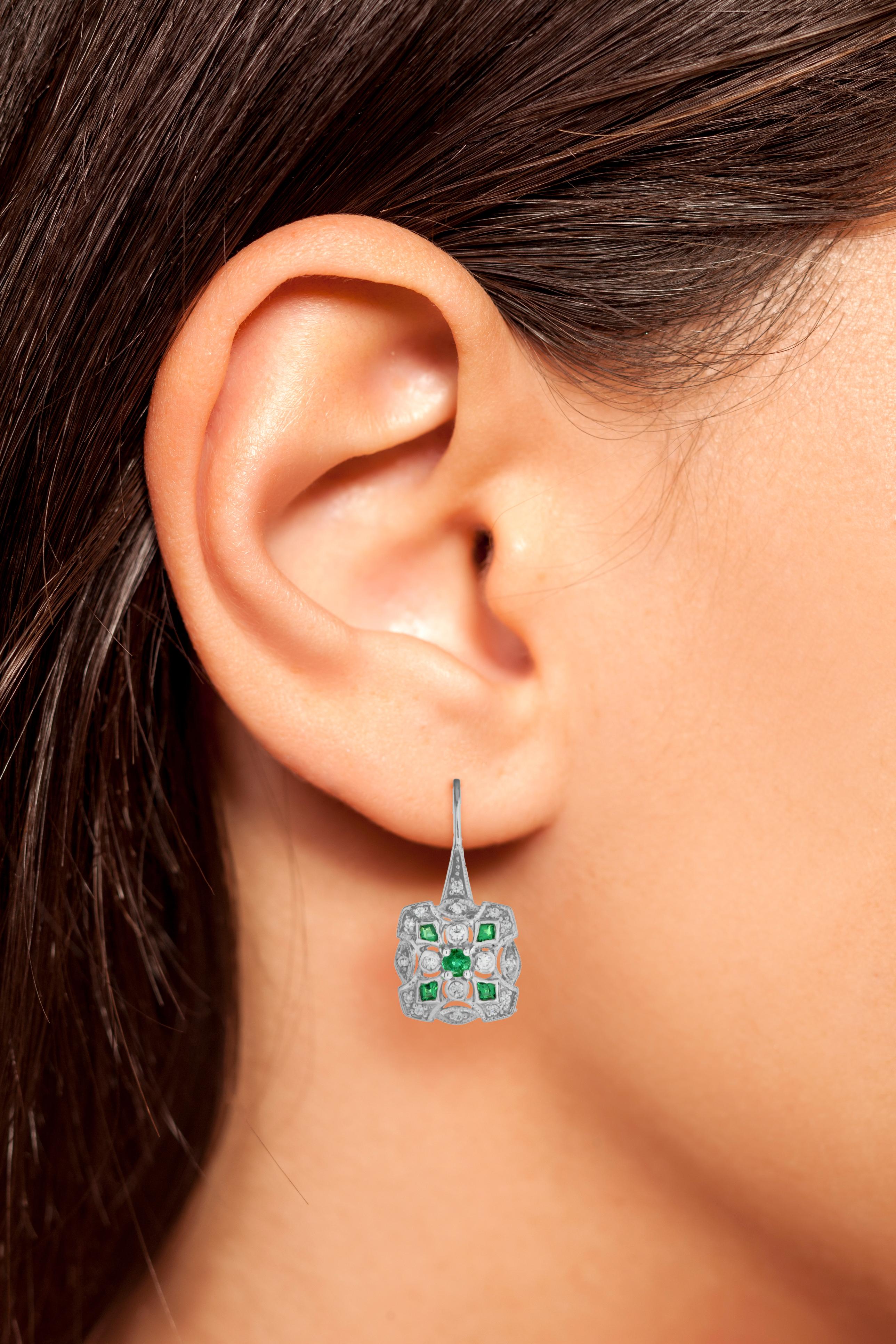 Boucles d'oreilles en or blanc 14 carats avec émeraudes et diamants de style Art Déco Neuf - En vente à Bangkok, TH